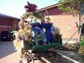 Oma  und Opa auf Wagen